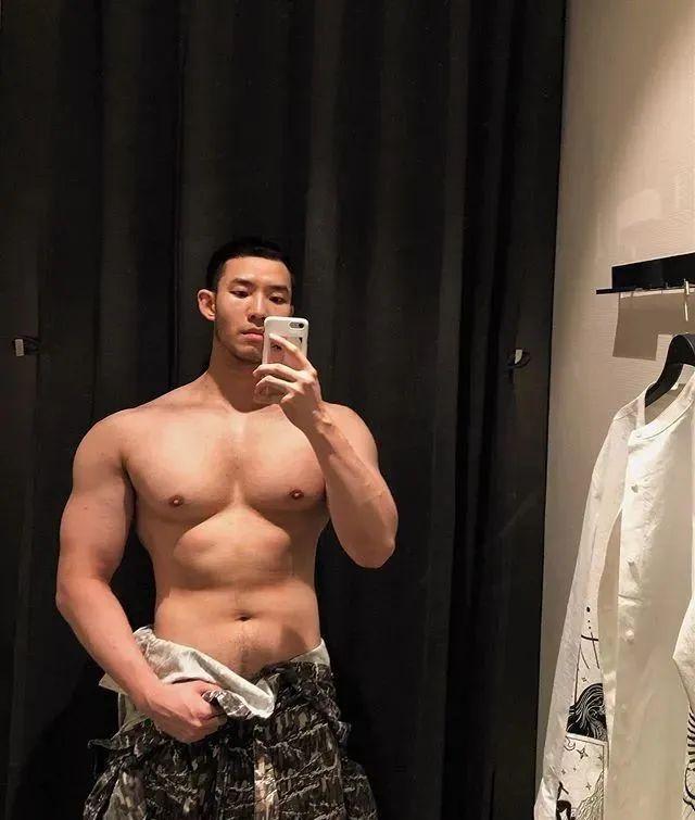 寸头大鼻子网红硬照一览,这腱子肉不输张云龙韩东君!