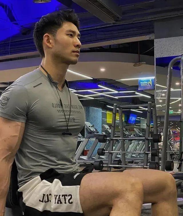 寸头大鼻子网红硬照一览,这腱子肉不输张云龙韩东君!