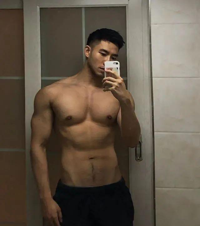 寸头大鼻子网红硬照一览,这腱子肉不输张云龙韩东君!