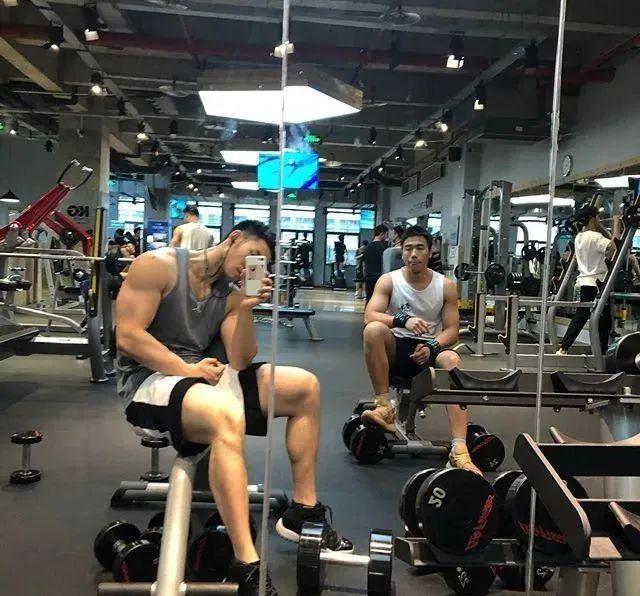 寸头大鼻子网红硬照一览,这腱子肉不输张云龙韩东君!