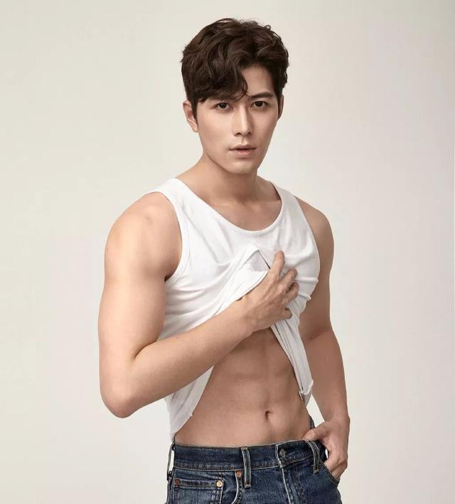 郭敬明宠了他十年,最新肌肉大片力量感十足,戏称“出水钢炮”