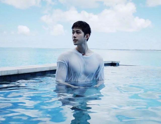 郭敬明宠了他十年,最新肌肉大片力量感十足,戏称“出水钢炮”