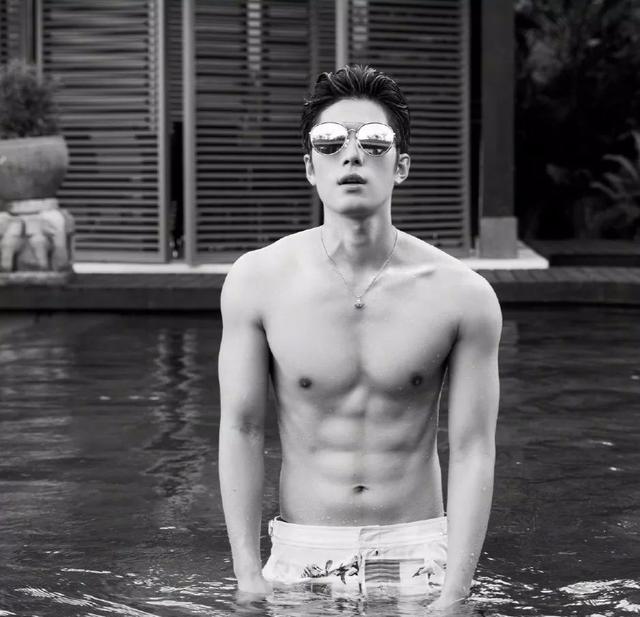 郭敬明宠了他十年,最新肌肉大片力量感十足,戏称“出水钢炮”