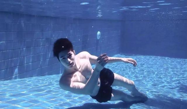 郭敬明宠了他十年,最新肌肉大片力量感十足,戏称“出水钢炮”