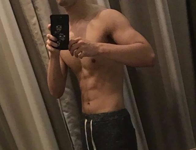 郭敬明宠了他十年,最新肌肉大片力量感十足,戏称“出水钢炮”