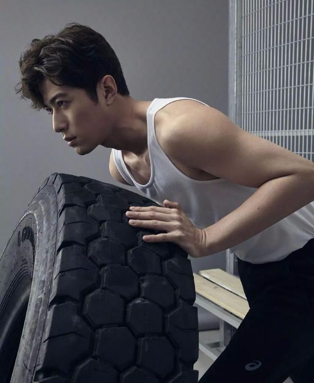 郭敬明宠了他十年,最新肌肉大片力量感十足,戏称“出水钢炮”
