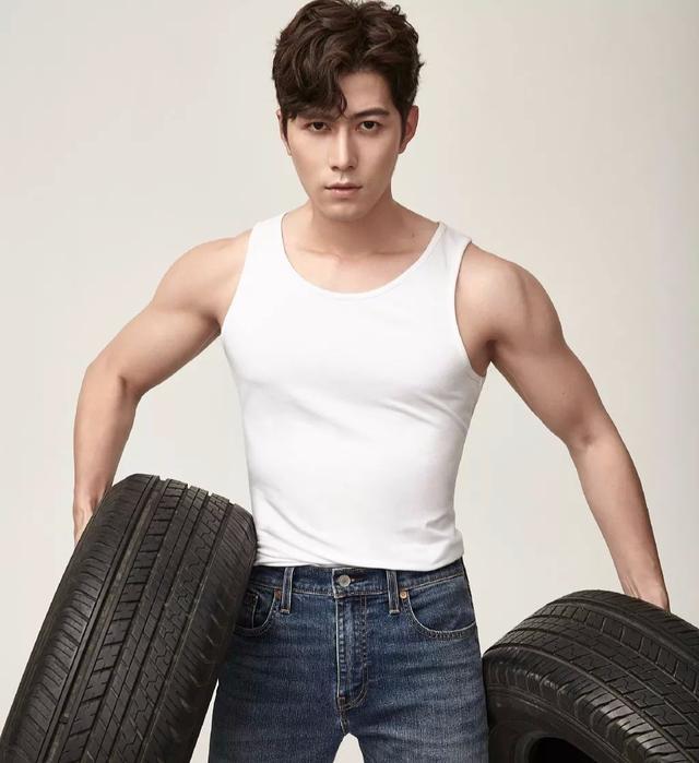 郭敬明宠了他十年,最新肌肉大片力量感十足,戏称“出水钢炮”