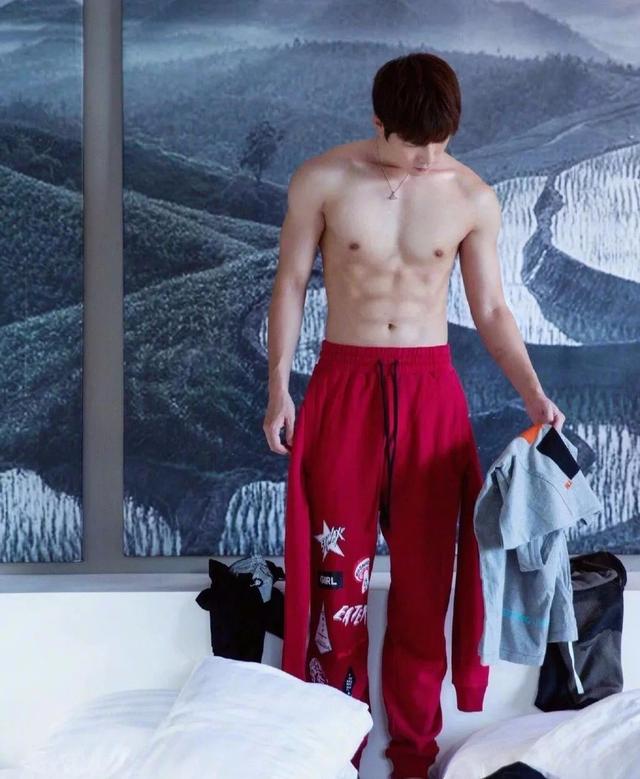 郭敬明宠了他十年,最新肌肉大片力量感十足,戏称“出水钢炮”