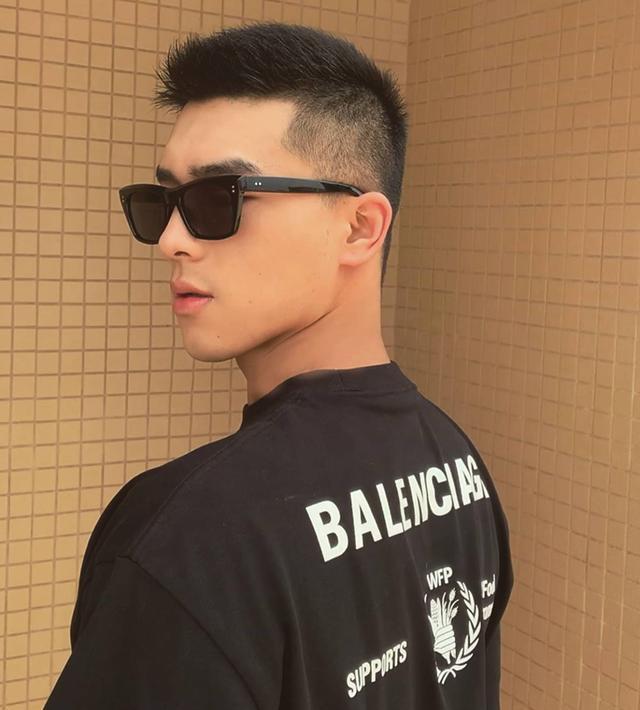 男生“锅盖头”发型过时了,夏天适合留这4款,简单干净显帅气