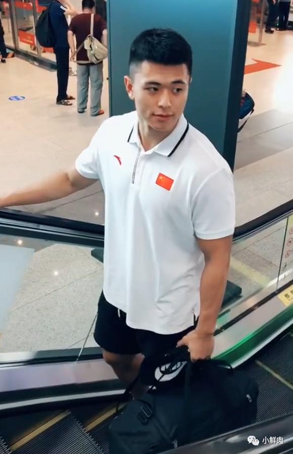 191cm山东大鼻子小哥走红,这也太猛了吧