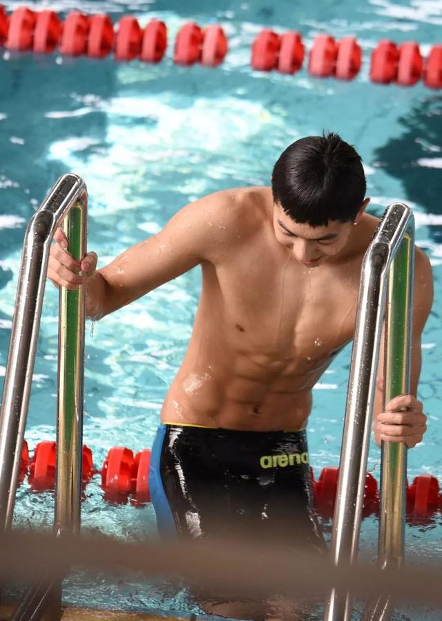 游泳体育生训练照一览,完全不输宁泽涛陈艾森