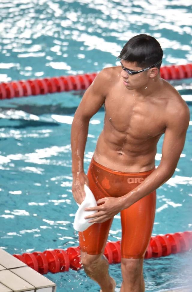 游泳体育生训练照一览,完全不输宁泽涛陈艾森