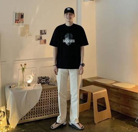 男生还是穿“黑白配”最高级,掌握4种搭配方法,时尚帅气不沉闷