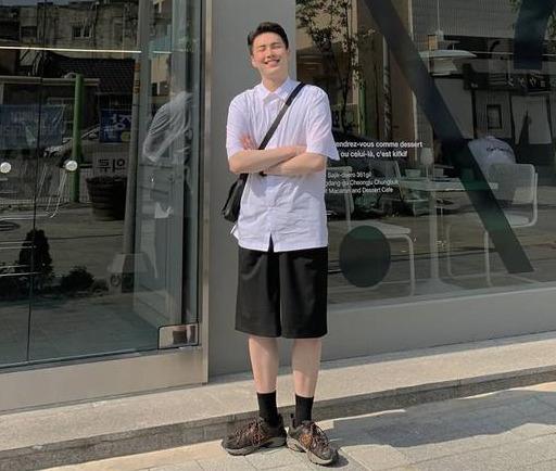 男生还是穿“黑白配”最高级,掌握4种搭配方法,时尚帅气不沉闷