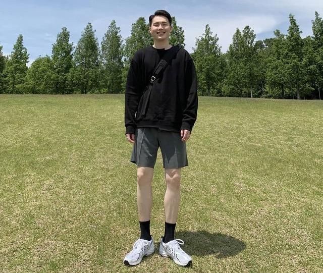 男生还是穿“黑白配”最高级,掌握4种搭配方法,时尚帅气不沉闷