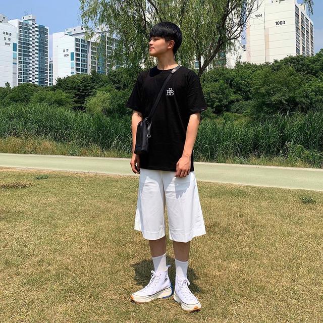 男生还是穿“黑白配”最高级,掌握4种搭配方法,时尚帅气不沉闷