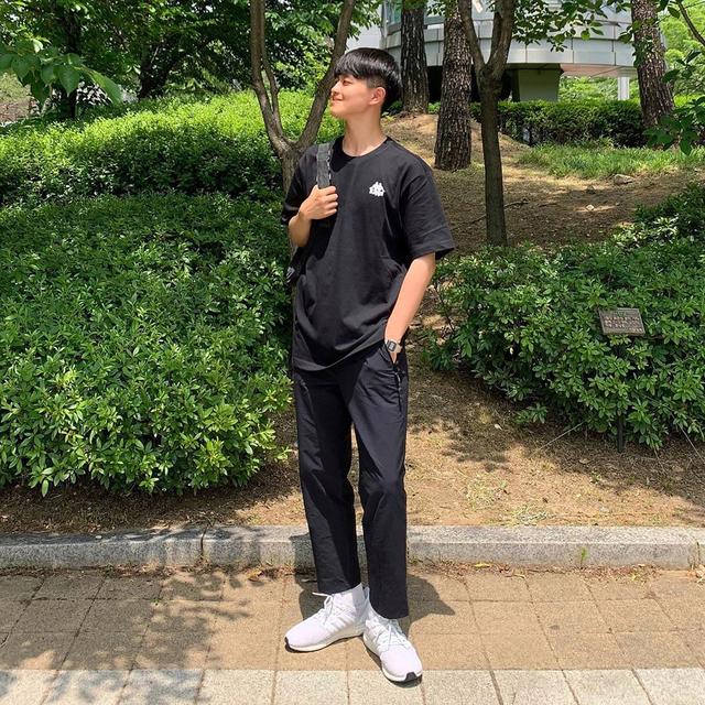 男生还是穿“黑白配”最高级,掌握4种搭配方法,时尚帅气不沉闷