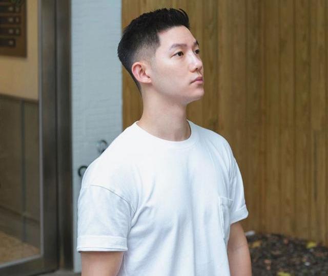 男生“两边剃光,中间留长”的发型,这4款很帅气,不要剪错了