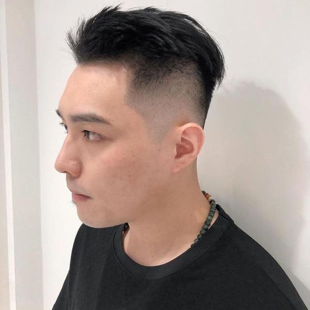 男生“两边剃光,中间留长”的发型,这4款很帅气,不要剪错了