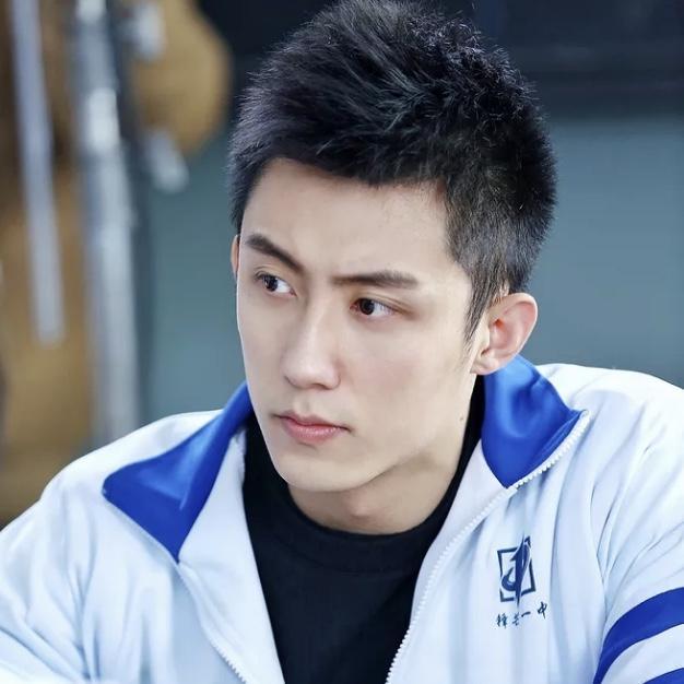 适合“学生党”的4款男生发型,剪完帅气又阳光,很值得一试