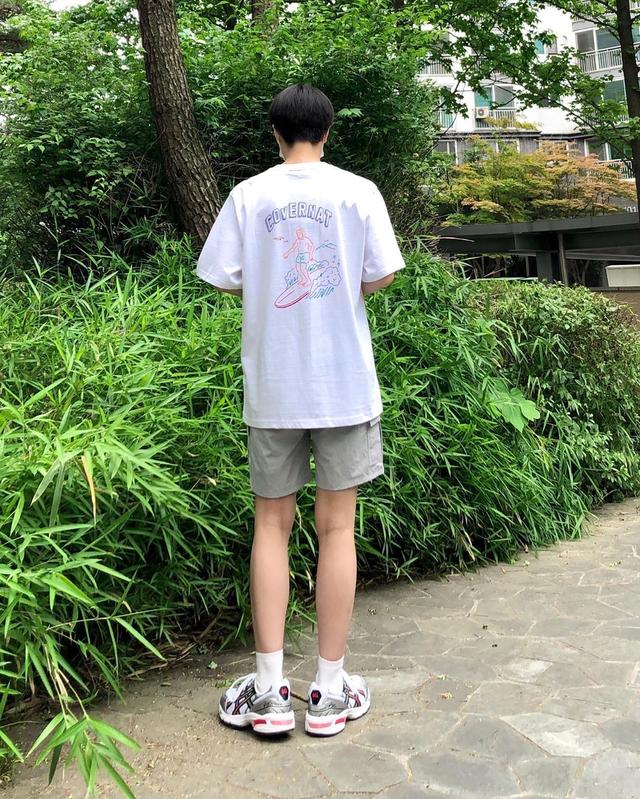 男生夏日清新帅气搭配,4套基础款T恤穿搭,穿上你就是最靓的仔