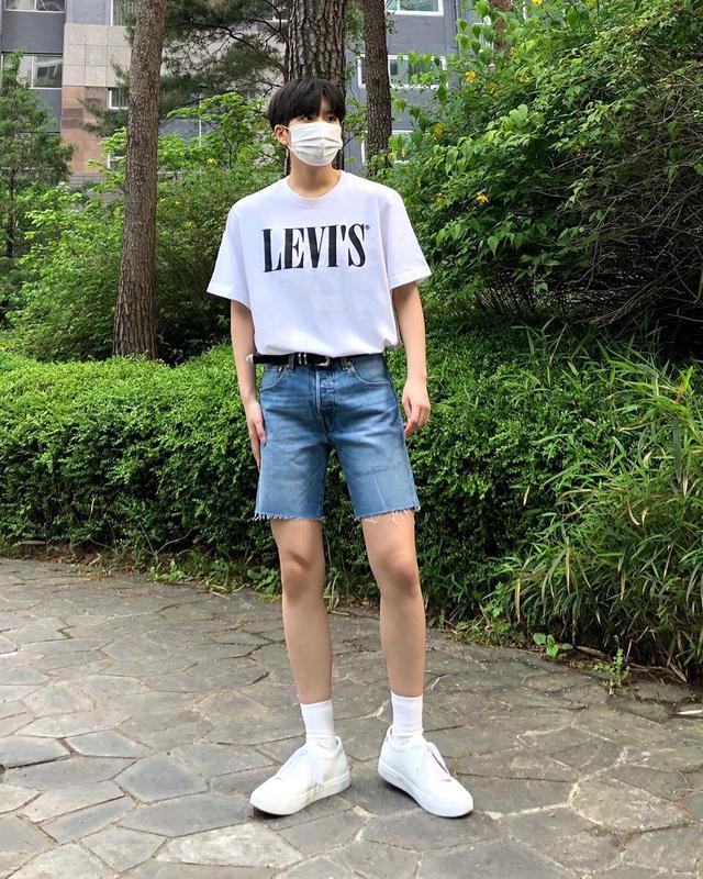 男生夏日清新帅气搭配,4套基础款T恤穿搭,穿上你就是最靓的仔