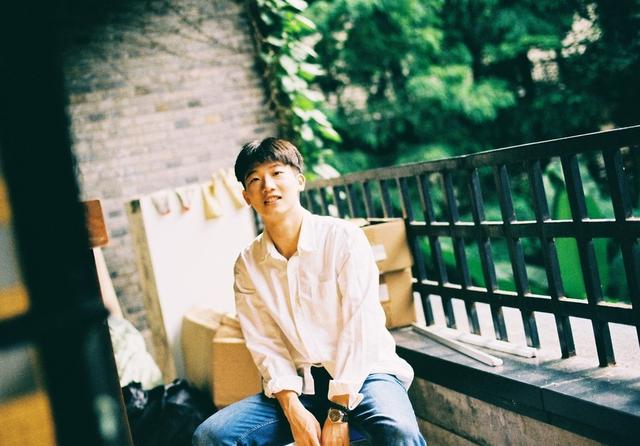 男生夏日清新帅气搭配,4套基础款T恤穿搭,穿上你就是最靓的仔