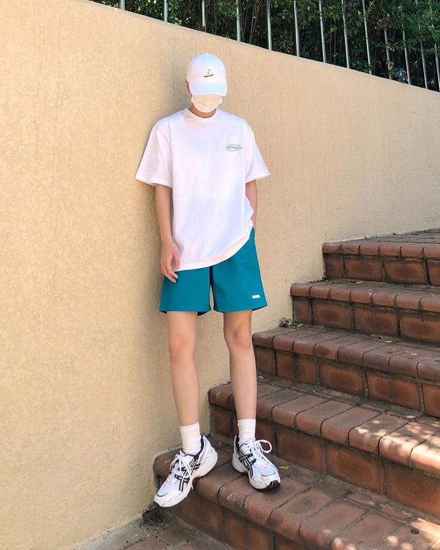 男生夏日清新帅气搭配,4套基础款T恤穿搭,穿上你就是最靓的仔