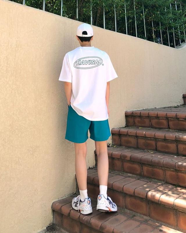 男生夏日清新帅气搭配,4套基础款T恤穿搭,穿上你就是最靓的仔