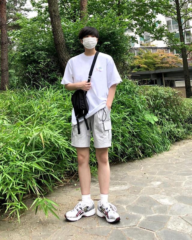 男生夏日清新帅气搭配,4套基础款T恤穿搭,穿上你就是最靓的仔