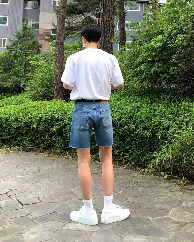 男生夏日清新帅气搭配,4套基础款T恤穿搭,穿上你就是最靓的仔