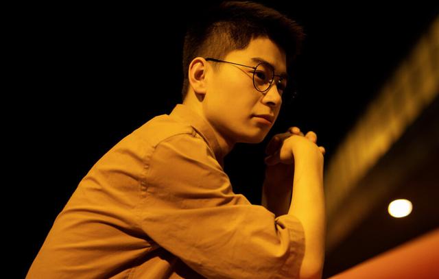 今夏男生流行“衬衫配短裤”,休闲舒适很清爽,谁穿谁帅气