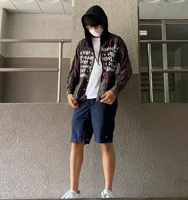 今夏男生流行“衬衫配短裤”,休闲舒适很清爽,谁穿谁帅气