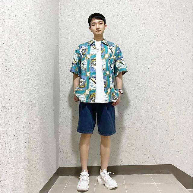 今夏男生流行“衬衫配短裤”,休闲舒适很清爽,谁穿谁帅气