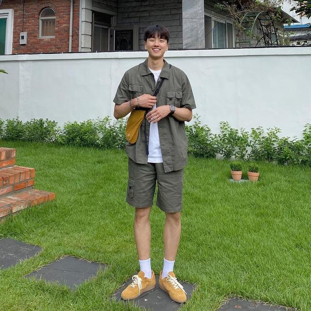 今夏男生流行“衬衫配短裤”,休闲舒适很清爽,谁穿谁帅气
