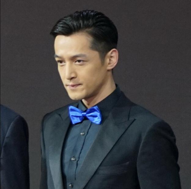 男人35岁后适合留“背头”发型,很多人都不敢剪,其实特别帅气