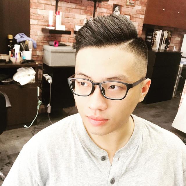 男人35岁后适合留“背头”发型,很多人都不敢剪,其实特别帅气