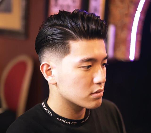 男人35岁后适合留“背头”发型,很多人都不敢剪,其实特别帅气