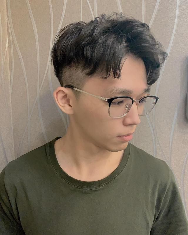 20岁左右男生千万别留成熟发型,剪这四款刚刚好,清新帅气又减龄