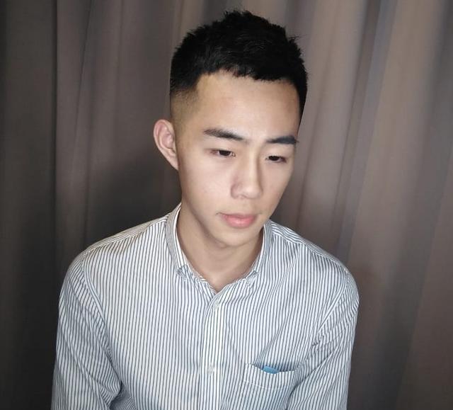 20岁左右男生千万别留成熟发型,剪这四款刚刚好,清新帅气又减龄