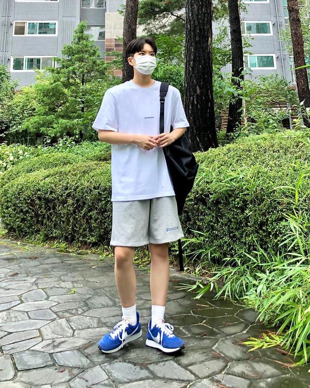 男生“白色T恤”就该这样穿,简约风格轻松打造,时尚又帅气