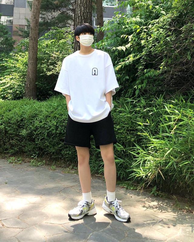 男生“白色T恤”就该这样穿,简约风格轻松打造,时尚又帅气