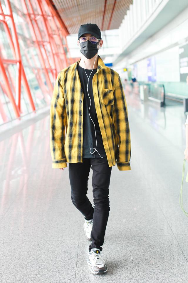 李治廷变身“码农”,格子衬衫加黑T恤却不像程序员,腿是真的细