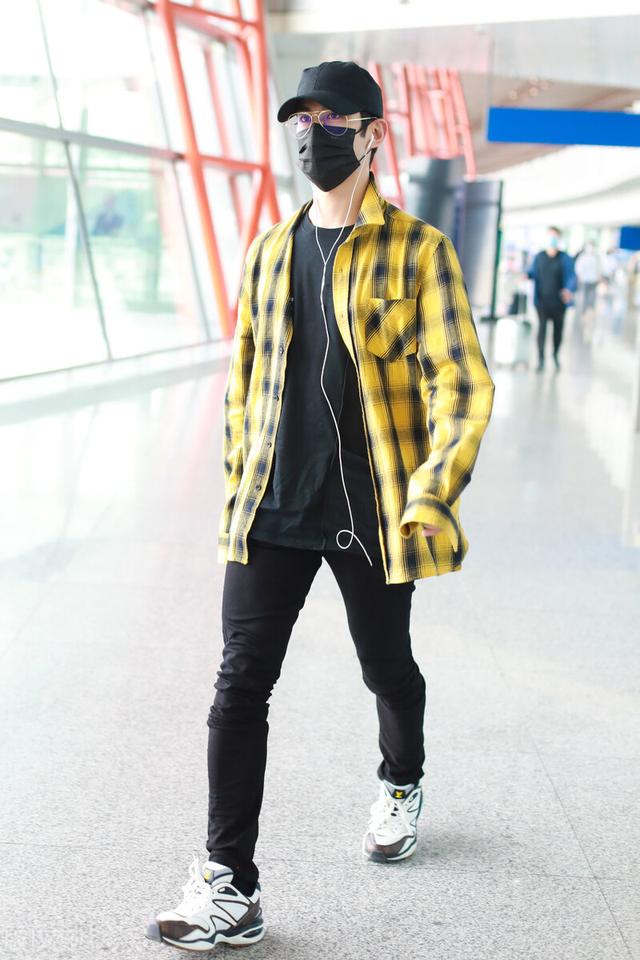 李治廷变身“码农”,格子衬衫加黑T恤却不像程序员,腿是真的细