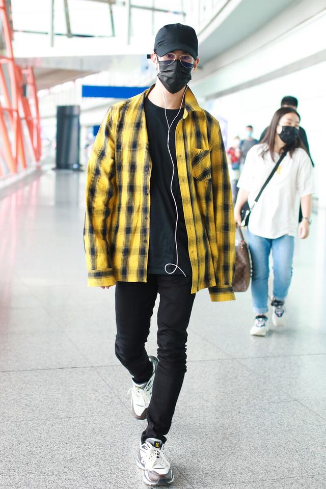 李治廷变身“码农”,格子衬衫加黑T恤却不像程序员,腿是真的细