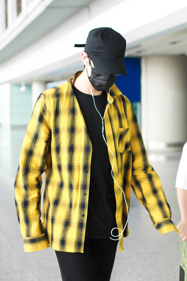 李治廷变身“码农”,格子衬衫加黑T恤却不像程序员,腿是真的细