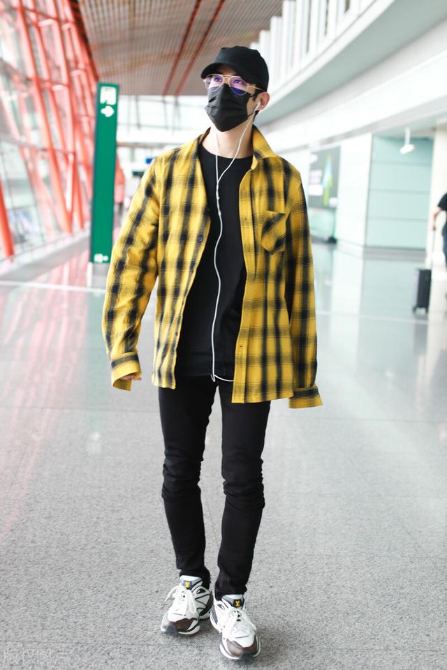 李治廷变身“码农”,格子衬衫加黑T恤却不像程序员,腿是真的细