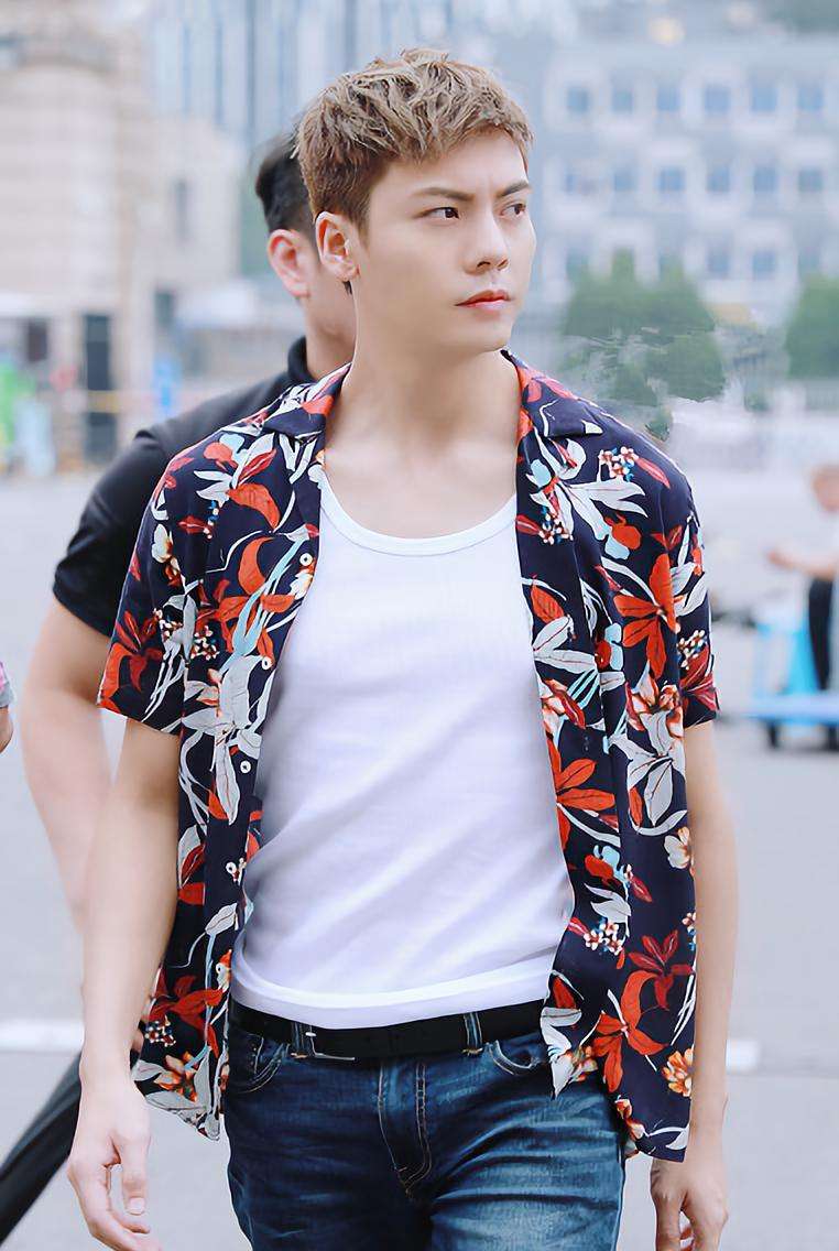 男士穿“花衬衫”个性痞帅,像这6套搭配才好看,尽显潮男气质