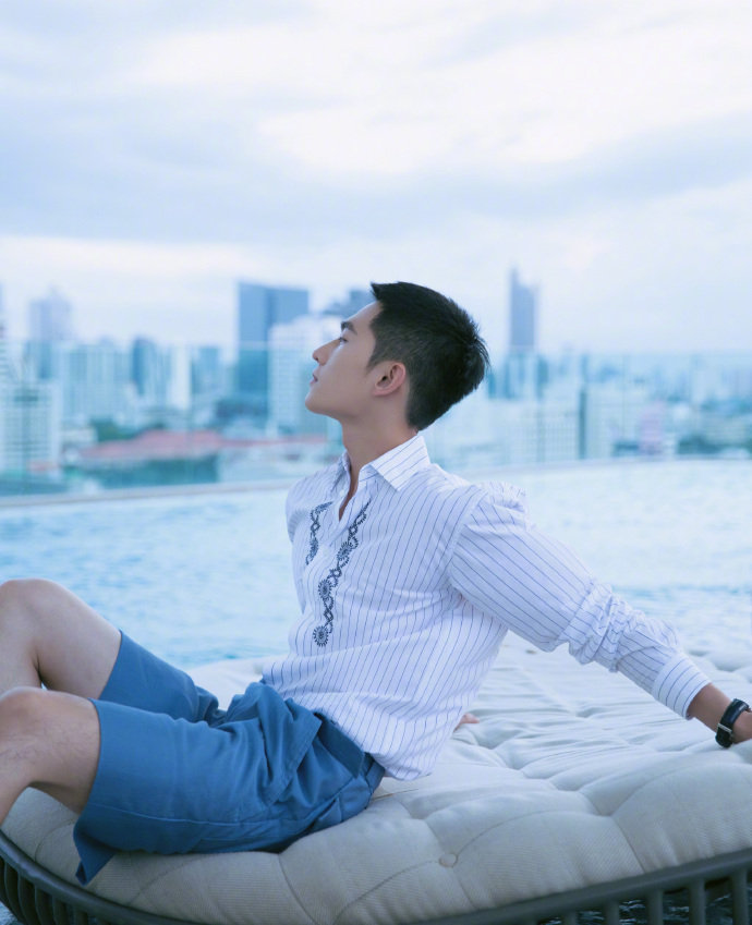 杨洋越来越man了,花哨衬衫五分短裤阳刚帅气,剪寸头都是校草级