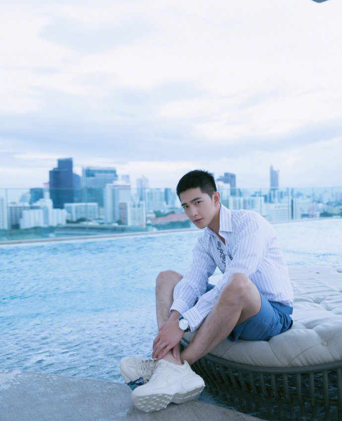 杨洋越来越man了,花哨衬衫五分短裤阳刚帅气,剪寸头都是校草级